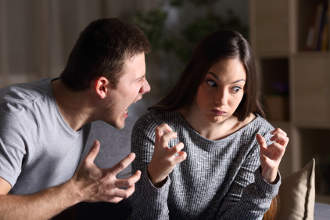 Männer werden bei Eifersucht oft aggressiv